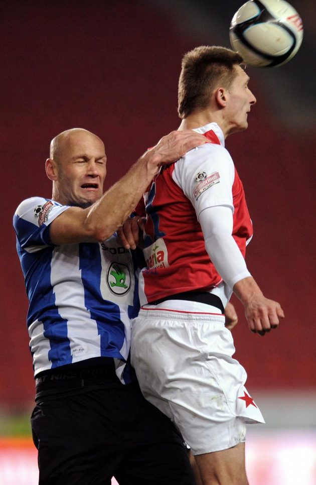Ve vzdušném souboji obránce Mladé Boleslavi Petr Johana (vlevo) a Milan Škoda ze Slavie.