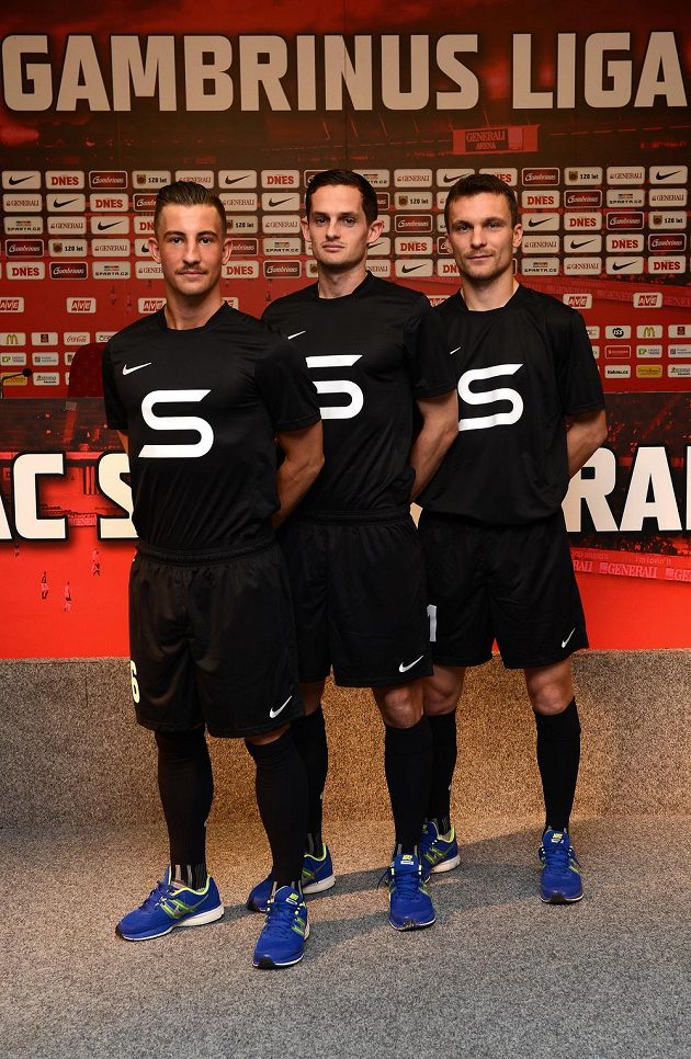 Fotbalisté pražské Sparty v retro dresech. Zleva záložník Lukáš Vácha, obránce Mario Holek a útočník David Lafata.