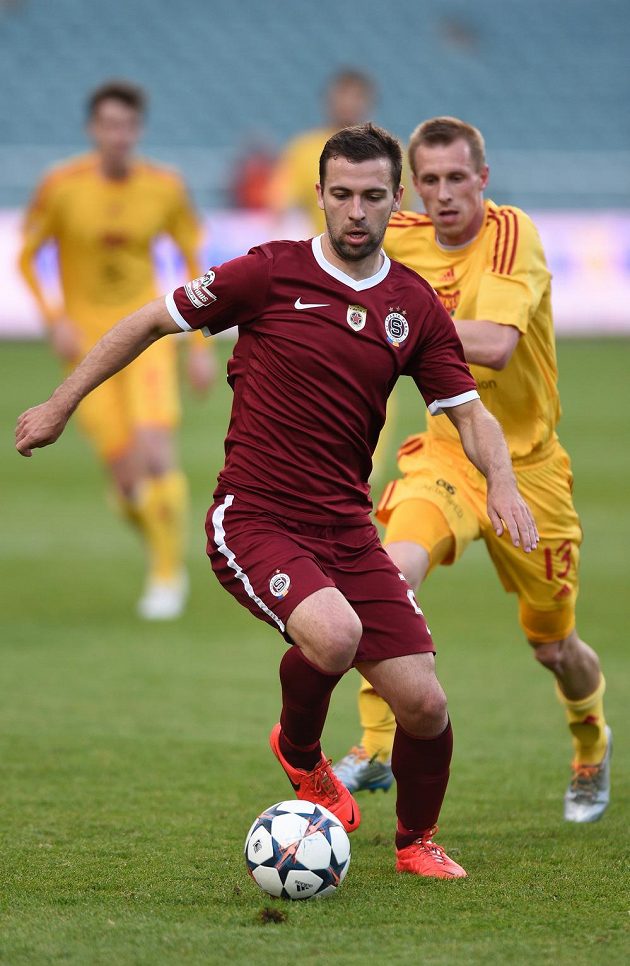 Záložník Sparty Praha Josef Hušbauer si kryje míč před Tomášem Bergrem z Dukly.