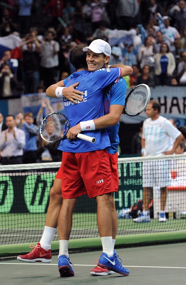 Čeští tenisté Radek Štěpánek (vpravo) a Tomáš Berdych oslavují postup do finále Davis Cupu.