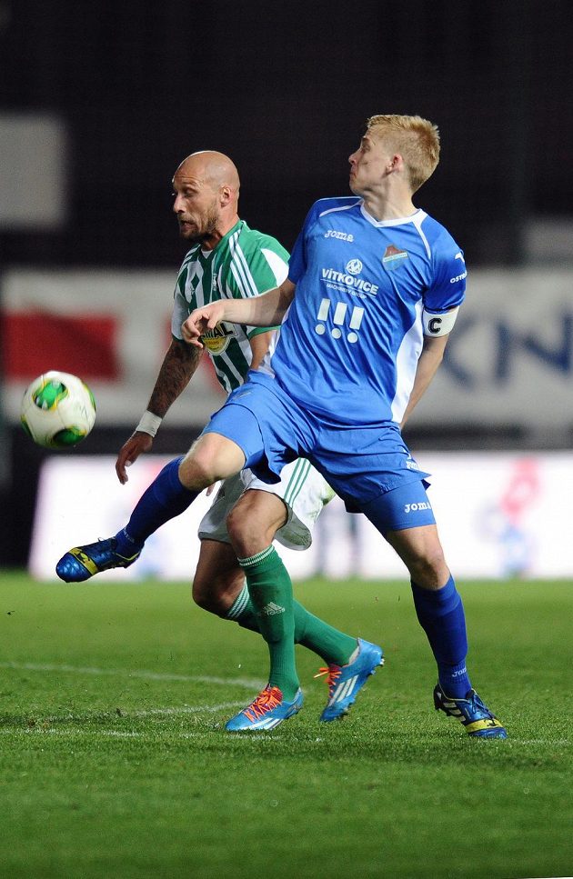 Útočník Bohemians 1905 Ivan Lietava (vlevo) a ostravský obránce Michal Frydrych.
