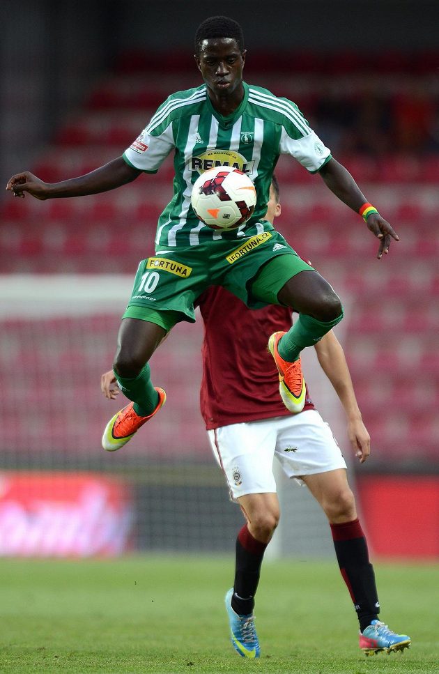 Moustapha Ndiaye z Bohemians (vpředu) během utkání Letního ligového poháru Prahy proti Spartě.