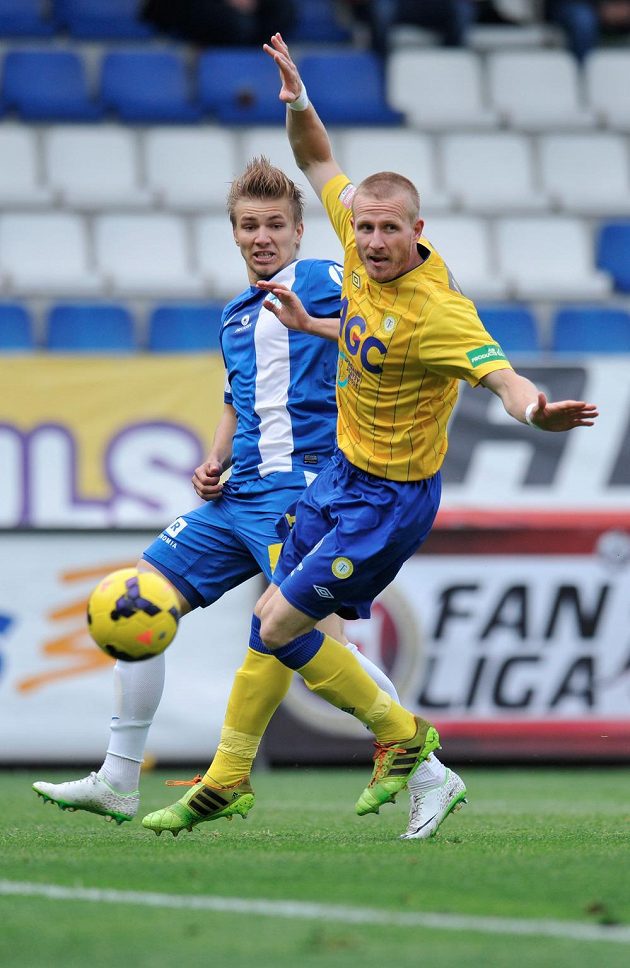 Liberecký záložník Martin Frýdek (vlevo) a teplický obránce Maroš Klimpl v utkání 28. kola Gambrinus ligy.