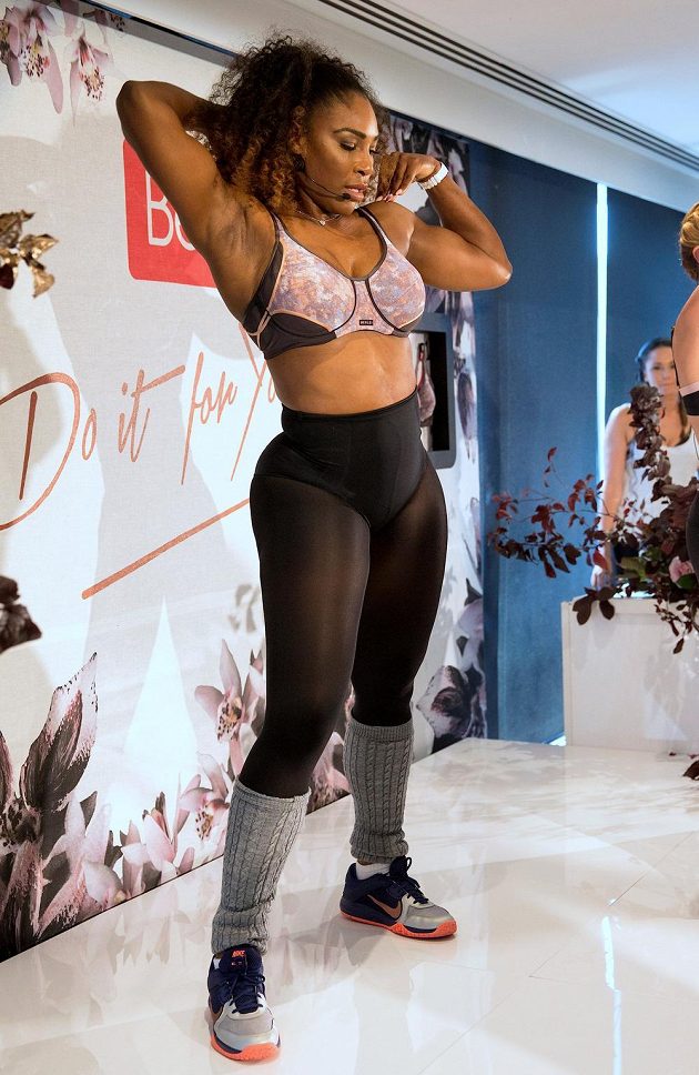 Serena Williamsová na akci, při níž v Melbourne propaguje podprsenku pro sportovní využití.