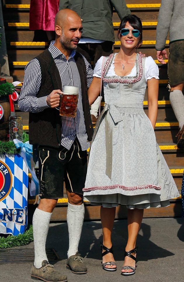 Ani kouč Bayernu Mnichov Pep Guardiola nemohl s manželkou Cristinou na Oktoberfestu chybět.