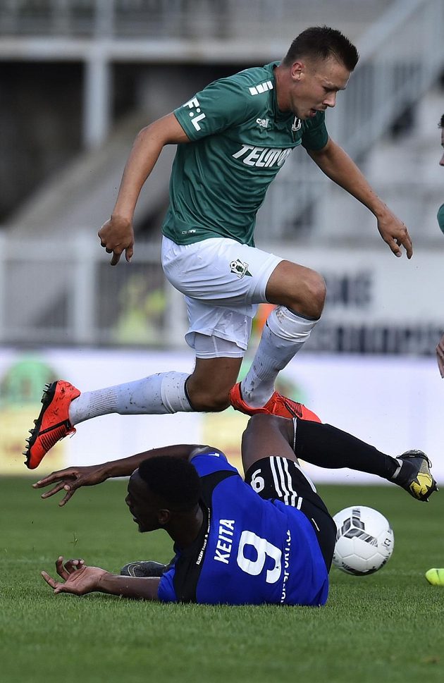 Dominik Plechatý z Jablonce a dole Ibrahim Keita z Bohemians v akci během úvodního utkání nejvyšší soutěže.