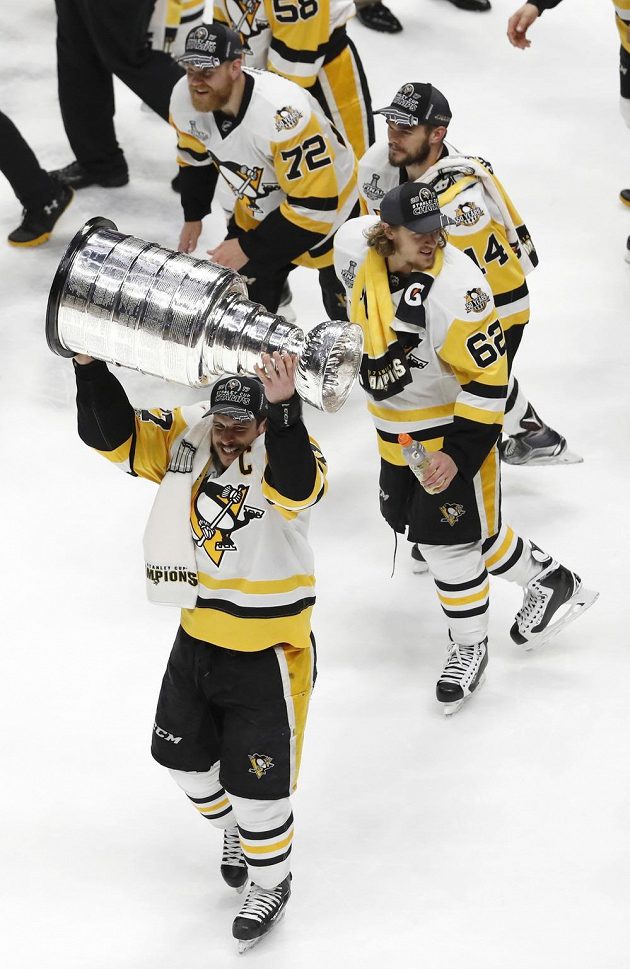 Kapitán hokejového Pittsburghu Penguins Sidney Crosby (87) slaví zisk Stanley Cupupoté, co Tučňáci vyhráli na ledě Nashvillu 2:0 v šestém utkání finále.