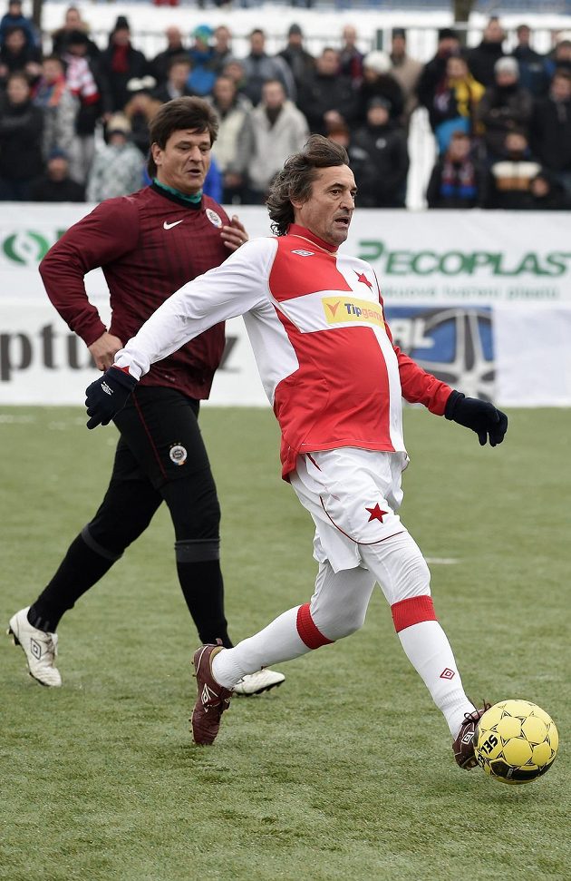 Ivo Knoflíček ze Slavie a Lumír Mistr ze Sparty během tradičního Silvestrovského derby internacionálů.