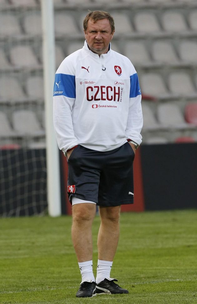 Pavel Vrba dohlíží na trénující reprezentanty v Rize.