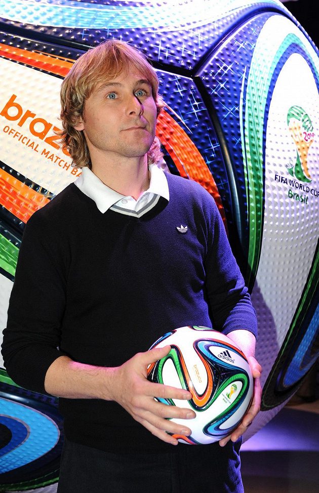 Internacionál Pavel Nedvěd s oficiálním míčem pro MS 2014 ve fotbale Brazuca dne 4. prosince 2013 v Praze.