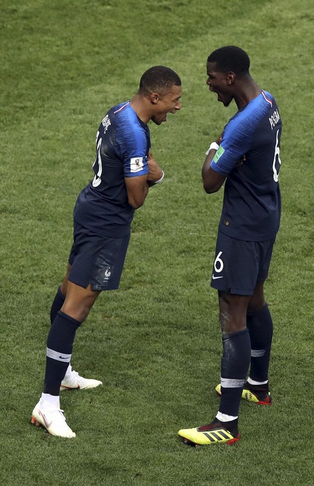 Kylian Mbappé (vlevo) oslavuje svůj gól proti Chorvatům s Paulem Pogbou.