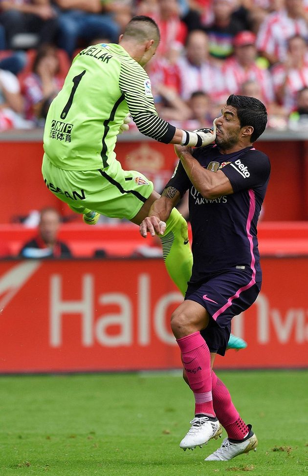 Brankář Gijónu Ivan Cuellar (vlevo) a barcelonský útočník Luis Suárez v zápase 6. kola La Ligy.