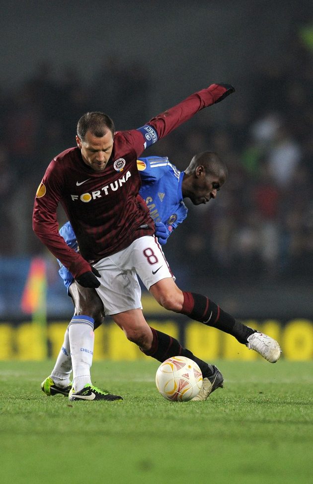 Marek Matějovský ze Sparty (vpředu) vede míč před záložníkem Chelsea Ramiresem.