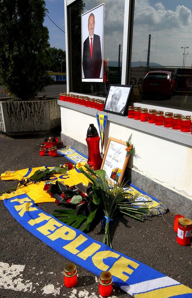 Pietní místo v areálu Na Stínadlech, kam lidé přicházeli pokládat květiny a zapálit svíčky.