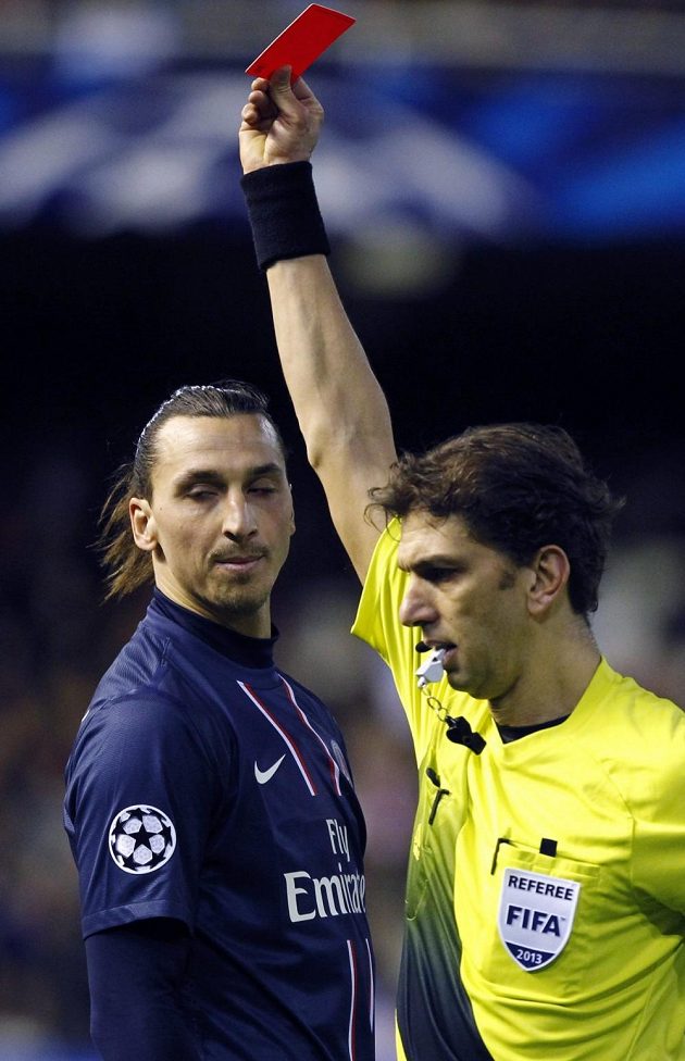 Sudí ukazuje útočníkovi Paris Saint-Germain Zlatanu Ibrahimovicovi červenou kartu.