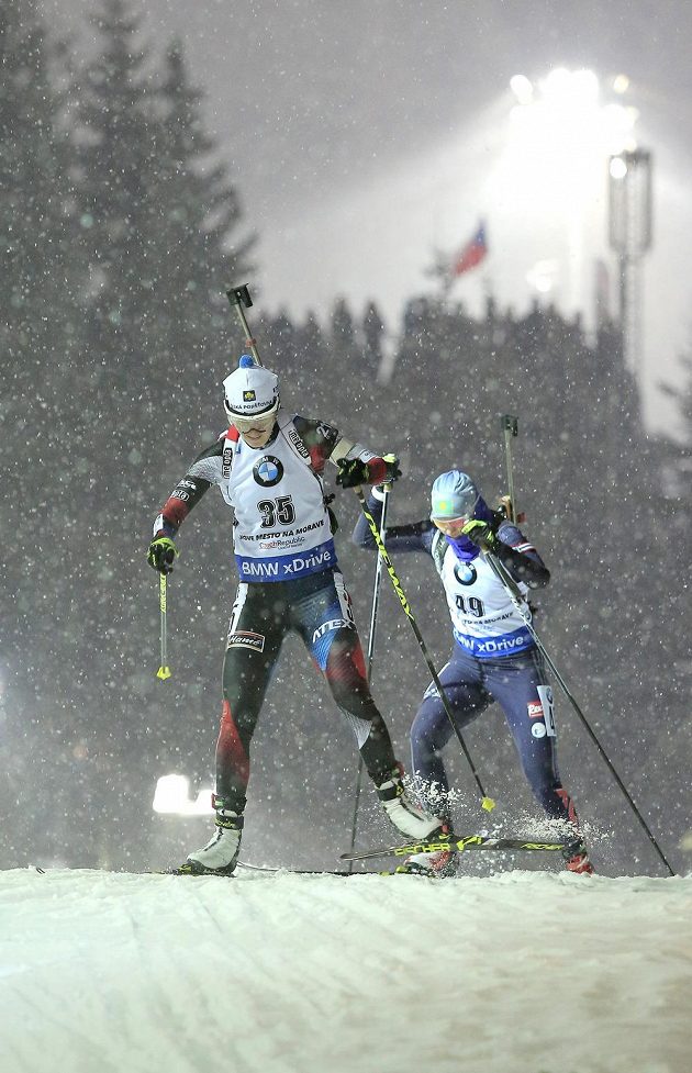 Česká závodnice Veronika Vítková (v popředí) a Jelizaveta Belčenková z Kazachstánu.