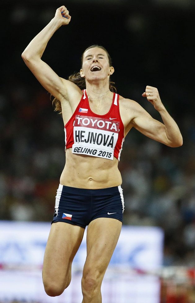 Zlatá radost! Zuzana Hejnová v cíli finále na 400 m překážek při MS v Pekingu.