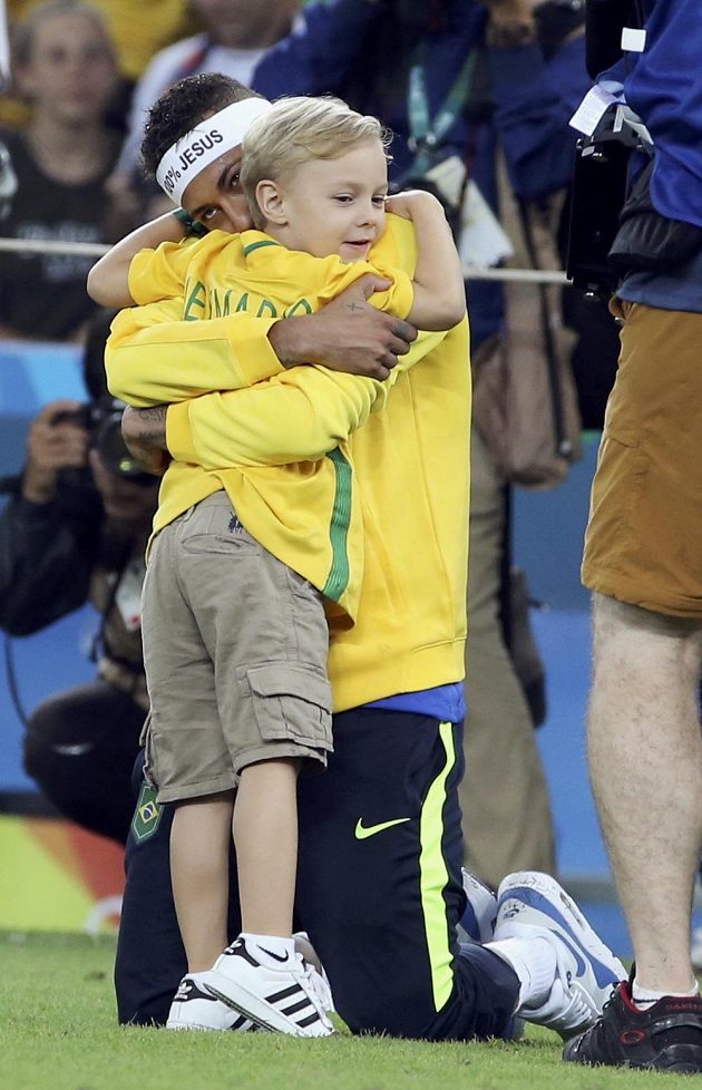 Tak kdypak nastoupíme spolu. Kapitán Brazilců Neymar a jeho syn Davi Lucca se radují z vytouženého zlata.
