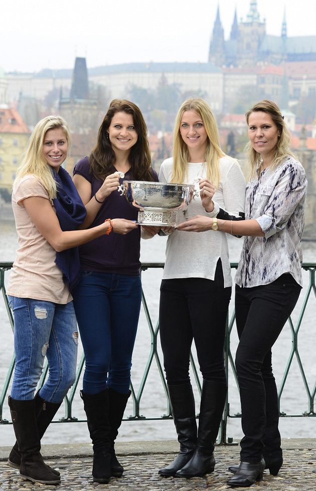 Zleva Andrea Hlaváčková, Lucie Šafářová, Petra Kvitová a Lucie Hradecká drží pohár pro vítězky Fed Cupu.