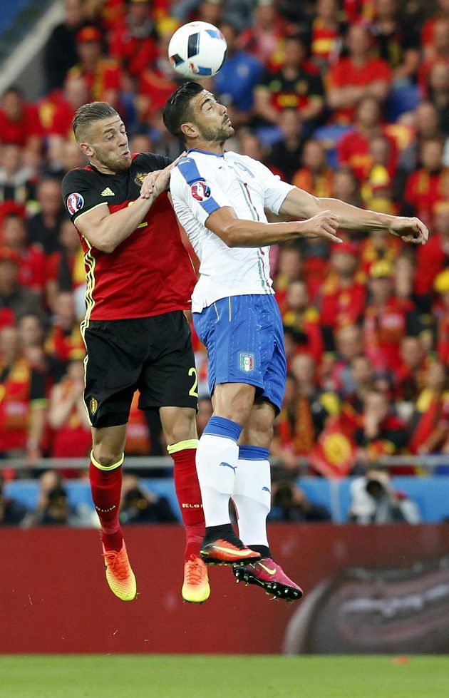 Belgičan Toby Alderweireld (vlevo) a Ital Graziano Pellé v hlavičkovém souboji o míč.