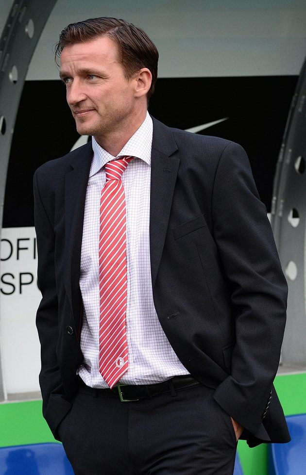 Nový asistent trenéra Slavie Praha Vladimír Šmicer před utkáním v Mladé Boleslavi.