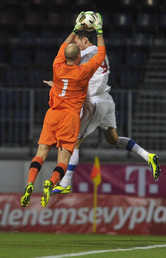 Brankář Kanady Lars Hirschfeld (zády) a český útočník Libor Kozák v přátelském utkání v Olomouci.
