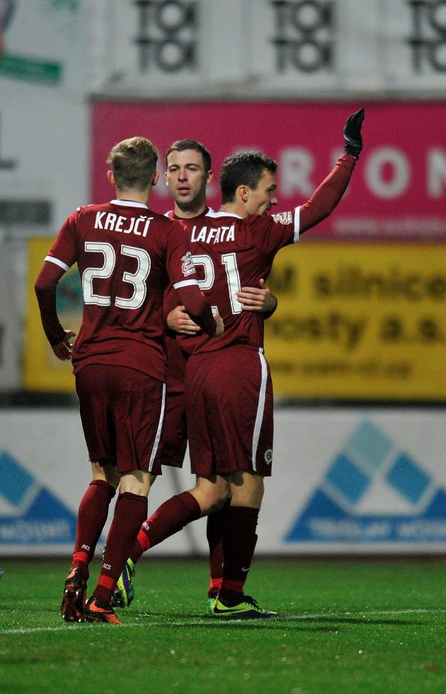 Útočník Sparty David Lafata (vpravo) se raduje se spoluhráči, záložníky Josefem Hušbauerem a Ladislavem Krejčím, z gólu proti Jablonci.