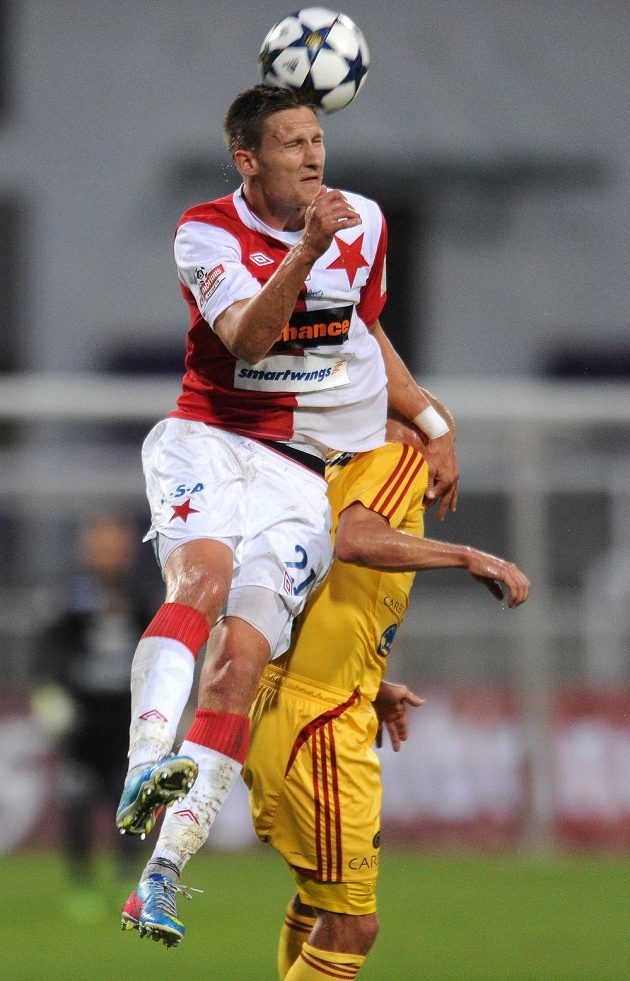 Útočník Slavie Milan Škoda (vlevo) a Patrik Gedeon z Dukly v utkání 4. kola Gambrinus ligy.