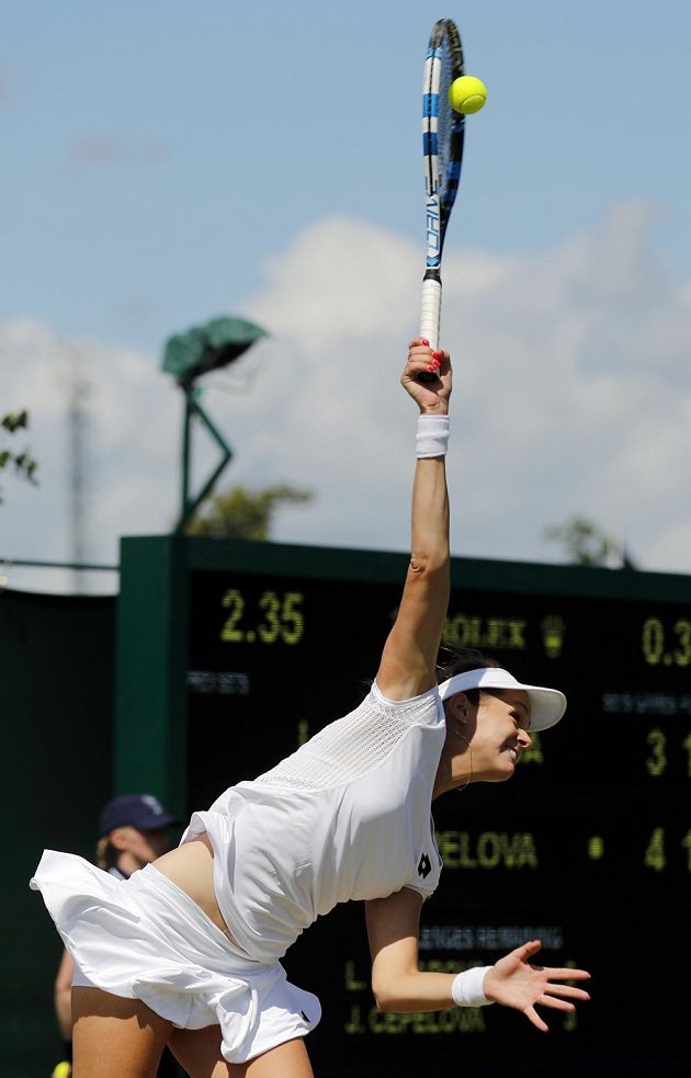 Slovenská tenistka Jana Čepelová podává v zápase s Lucií Šafářovou ve třetím kole Wimbledonu.