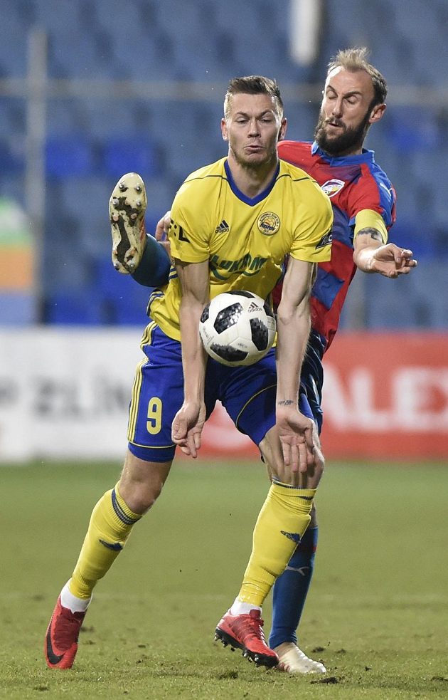 Roman Hubník (vzadu) z Plzně a Pavel Vyhnal ze Zlína v souboji během utkání 18. kola první ligy.
