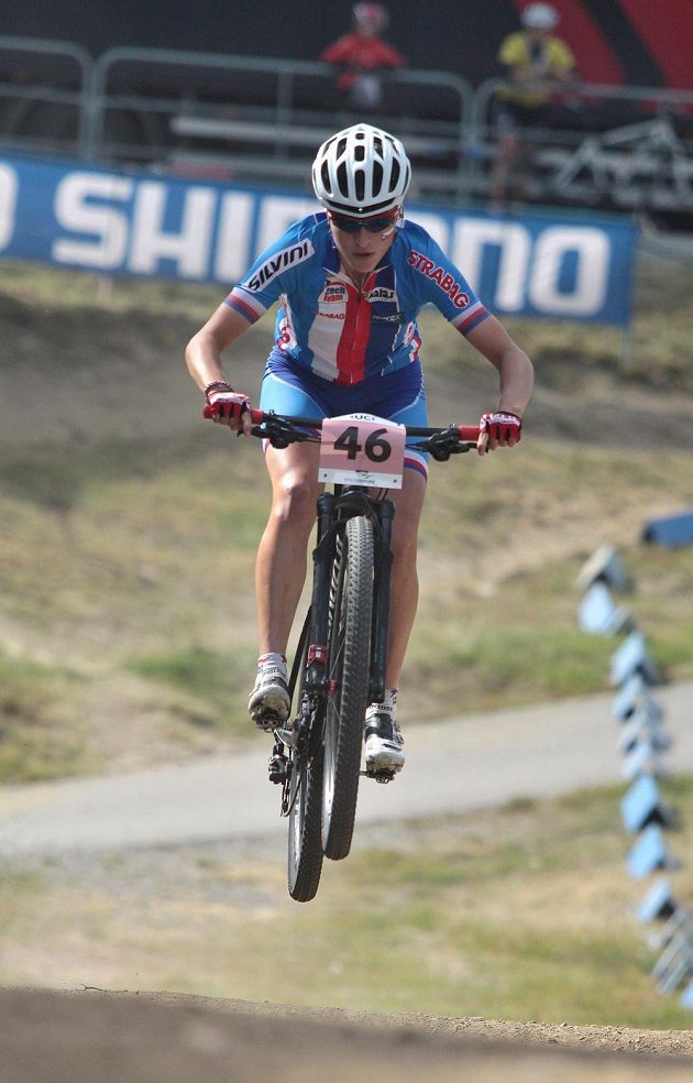 Česká reprezentantka Barbora Průdková při sprintu na MS v Novém Městě na Moravě.