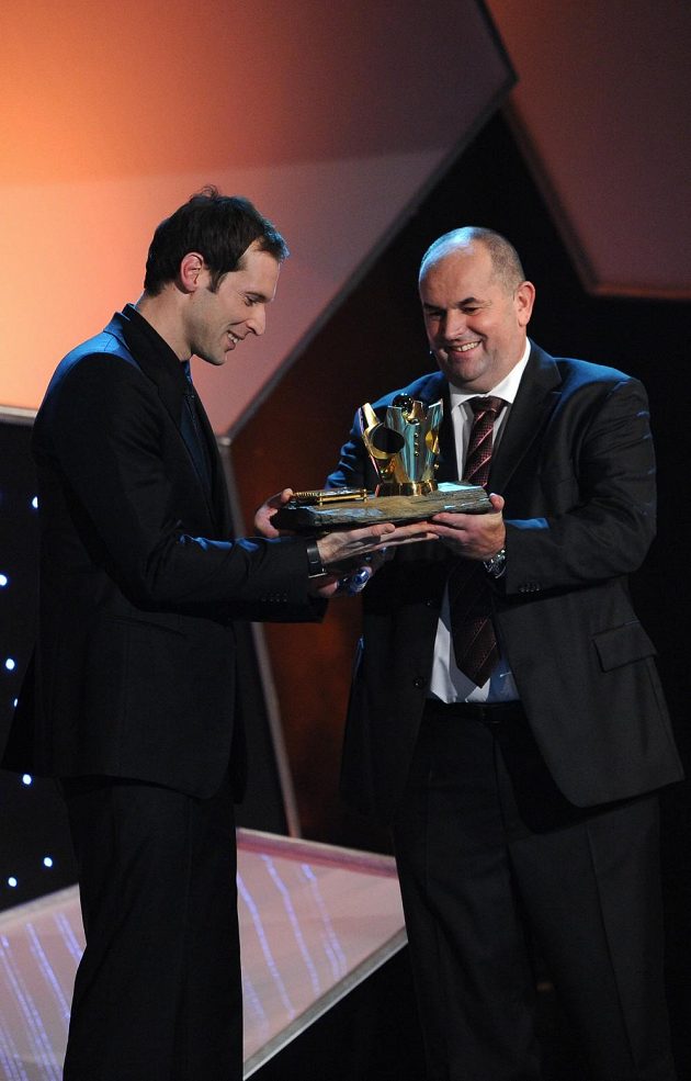 Brankář Petr Čech (vlevo) vyhrál popáté za sebou a celkově pošesté anketu Fotbalista roku. Trofej pro vítěze mu při slavnostním večeru na pražském Žofíně předal šéf Fotbalové asociace ČR Miroslav Pelta.