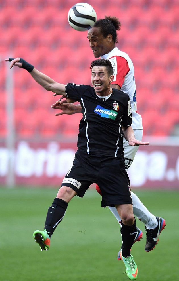 Fernando Neves ze Slavie (vzadu) vyhrává hlavičkový souboj s Milanem Petrželou z Plzně.