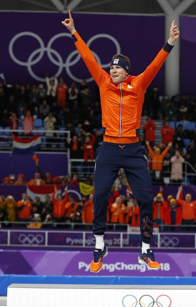 Nizozemský rychlobruslař Sven Kramer slaví vítězství v závodě na 5000 m na olympijských hrách v Pchjongčchangu.