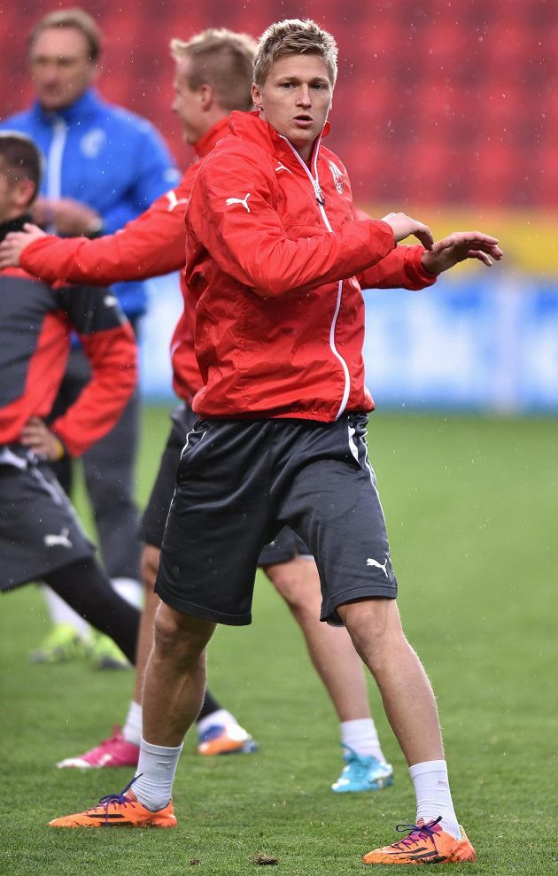 Plzeňský stoper Václav Procházka se rozcvičuje na pátečním tréninku před finále Poháru České pošty s pražskou Spartou.