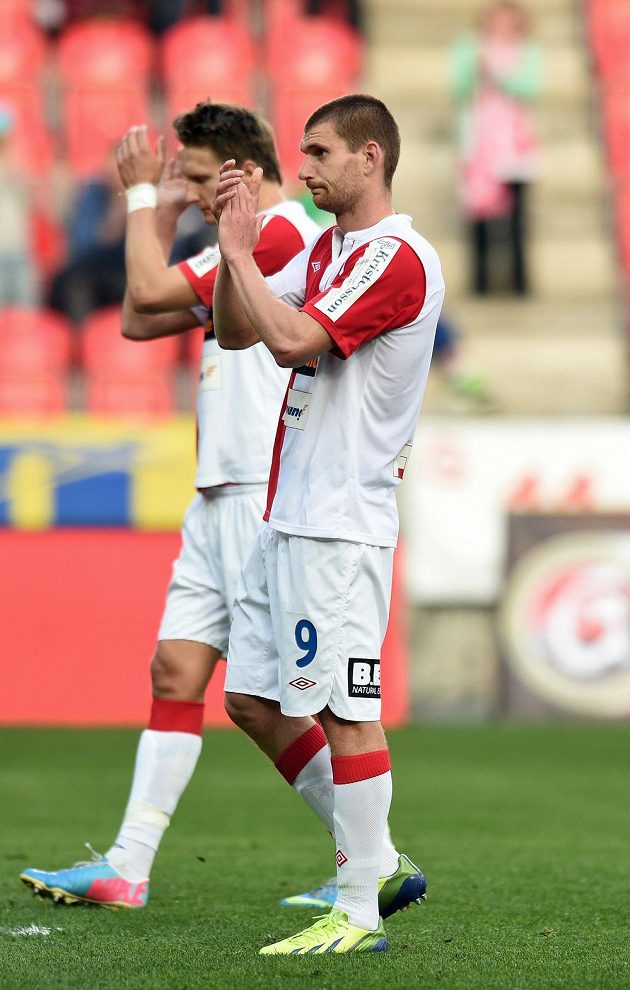 Martin Juhar (vpředu) a Milan Škoda ze Slavie Praha děkují po prohře s Plzní fanouškům.