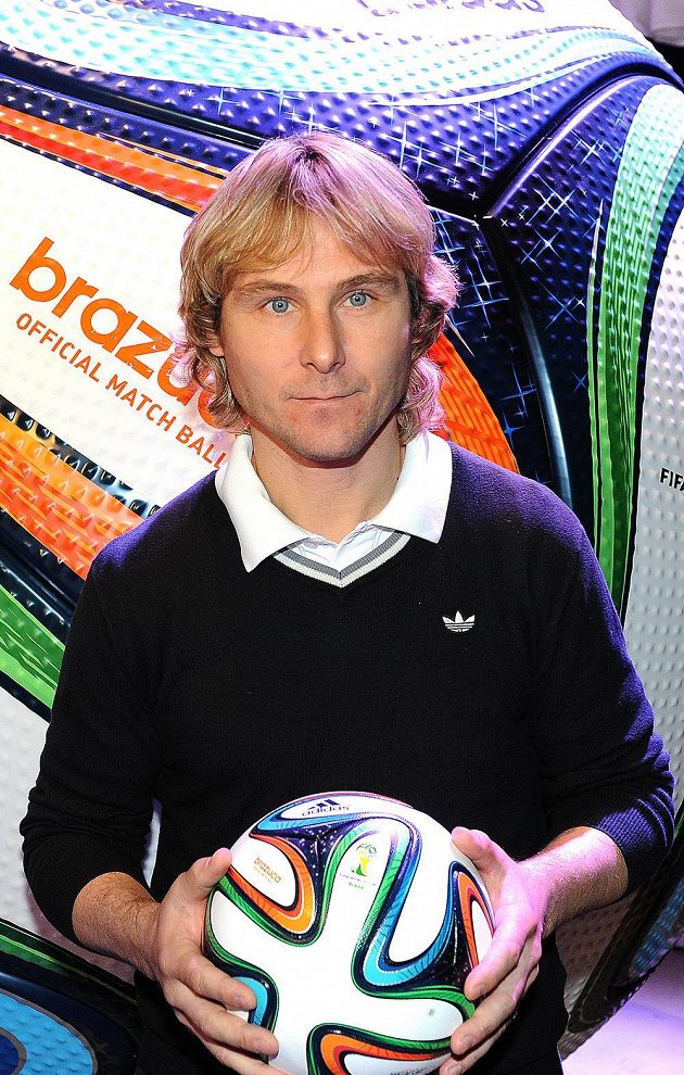 Internacionál Pavel Nedvěd s oficiálním míčem pro MS 2014 ve fotbale Brazuca.
