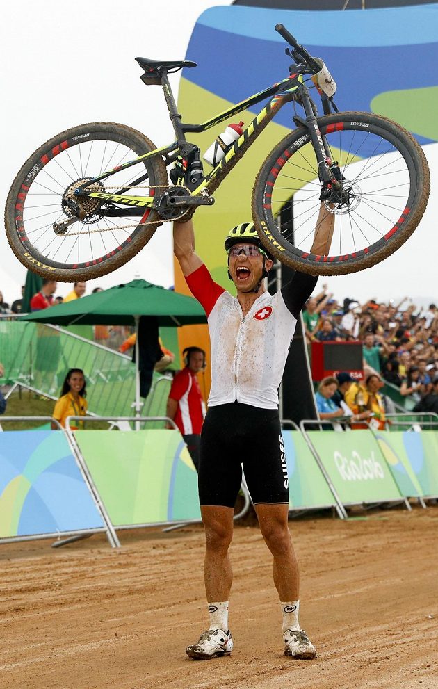 Král. Švýcar Nino Schurter vyhrál v Riu závod horských kol, druhý skončil Jaroslav Kulhavý.