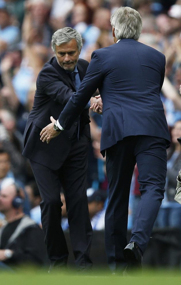 Zklamaný José Mourinho z Chelsea si potřásá rukou s Manuelem Pellegrinim z Manchesteru City.