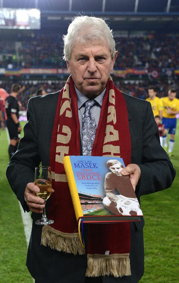 Václav Mašek se svojí knihou "Věrné sparťanské srdce" před utkáním 13. kola Gambrinus ligy mezi AC Sparta Praha a FK Teplice.
