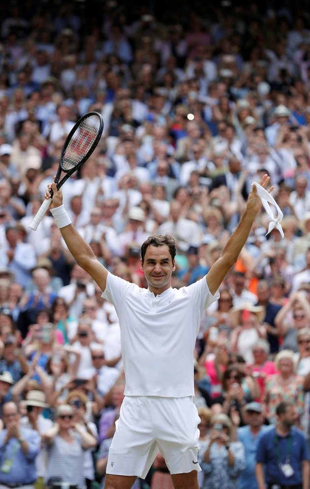 Hotovo! Švýcar Roger Federer porazil ve finále Wimbledonu Chorvata Marina Čiliče.