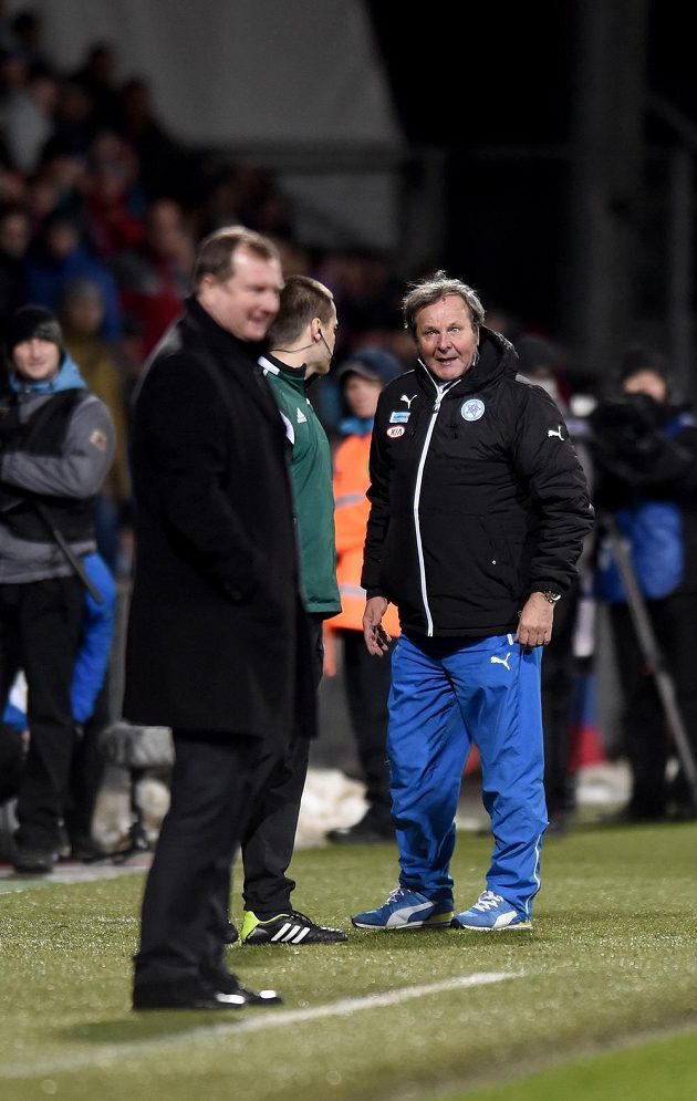 Slovenský trenér Ján Kozák (vpravo) na archivním snímku během přátelského utkání s Českem. V popředí český kouč Pavel Vrba.
