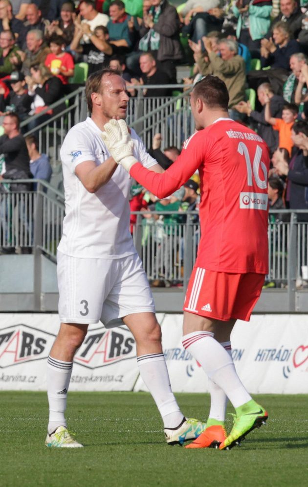 Brankář Jan Laštůvka (vpravo) a Pavel Košťál z Karviné se radují z druhého gólu proti Hradci.