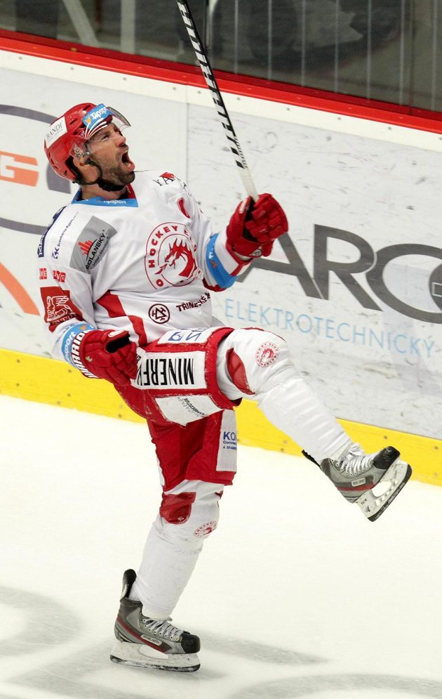 Třinecký útočník Zbyněk Irgl se raduje z gólu proti Litvínovu v zápase 16. kola Tipsport extraligy.