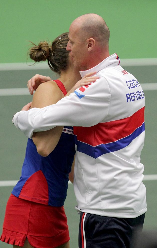 Karolína Plíšková vyhrála nedělní souboj jedniček v utkání 1. kola tenisového Fed Cupu se Španělkou Garbiňe Muguruzaovou ve dvou setech. Trenér Pála mohl vítězku po utkání obejmout.