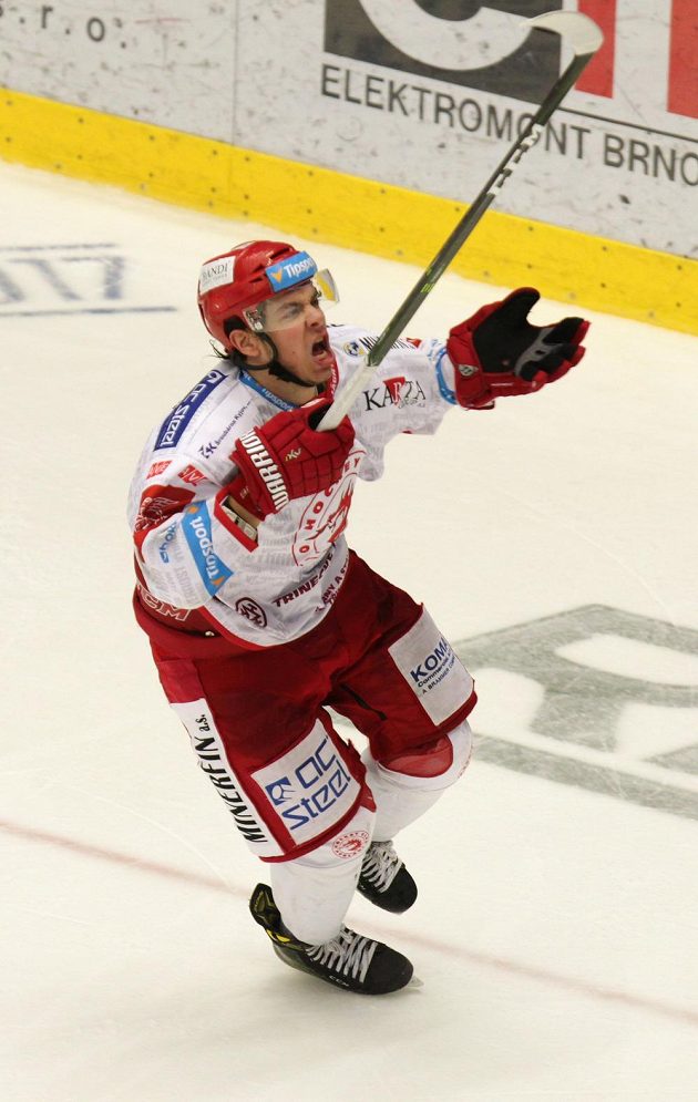 Třinecký David Cienciala se raduje z vítězného gólu v síti chomutovských Pirátů ve čtvrtfinále play off hokejové extraligy.