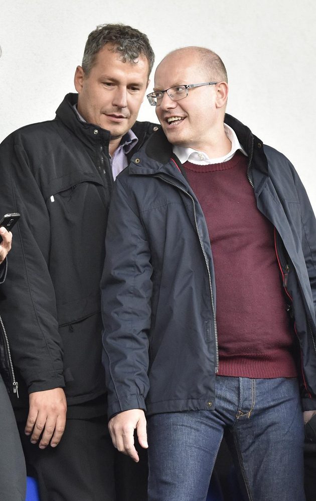 Na utkání jednadvacítek nechyběl mezi diváky premiér Bohuslav Sobotka, vlevo starosta Znojma Jiří Gabrhel.
