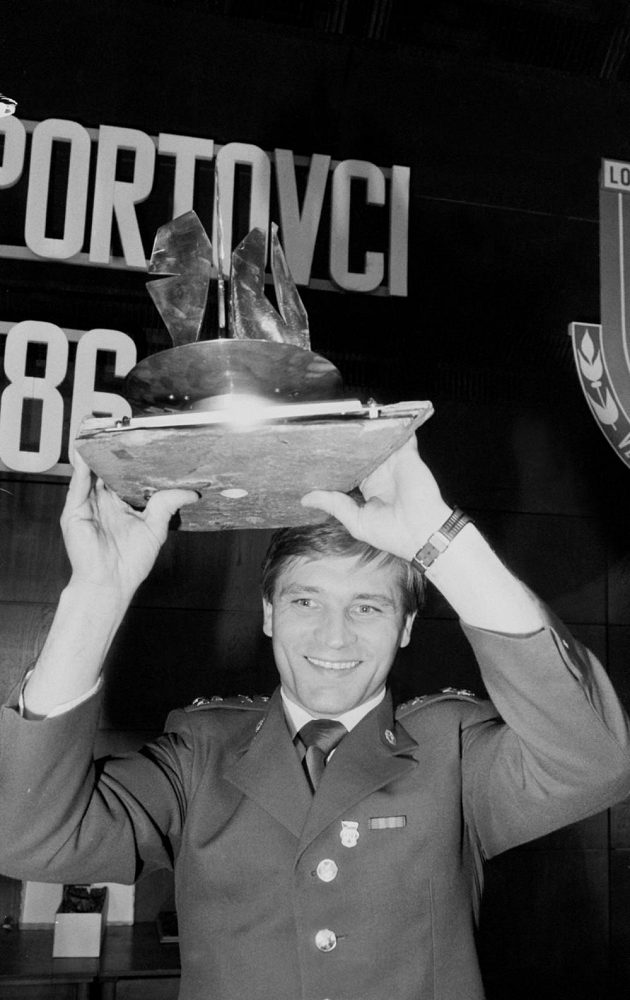Poslední zachovalý snímek původní koruny určené pro nejlepšího Sportovce roku. Nad hlavou ji drží slovenský chodec Jozef Pribilinec dekorovaný v roce 1986.