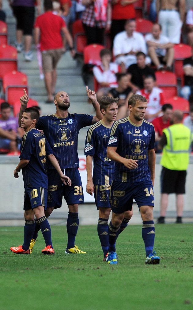 Olomoucký útočník Ivan Lietava (druhý zleva) se raduje se spoluhráči ze vstřelení gólu na hřišti pražské Slavie.