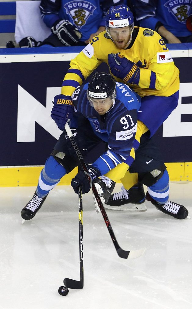 Gabriel Landeskog v souboji u mantinelu